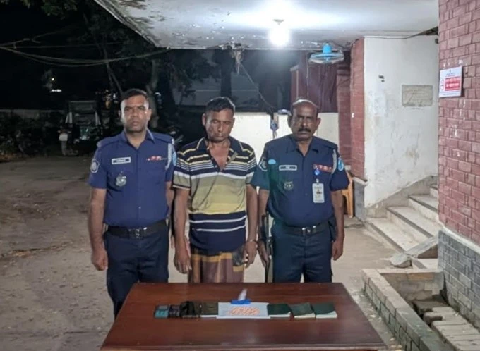 ফরিদপুরে পাসপোর্ট, ইয়াবা ও মোবাইলসহ মাদক কারবারি গ্রেপ্তার